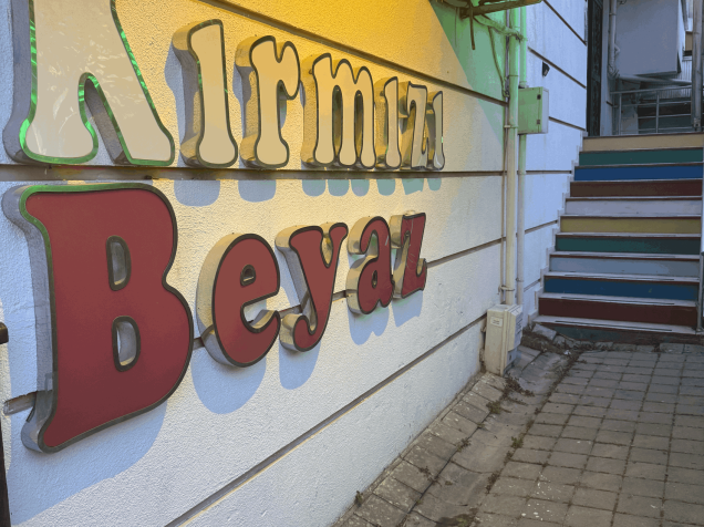 Kırmızı Beyaz Öğrenci Apartı