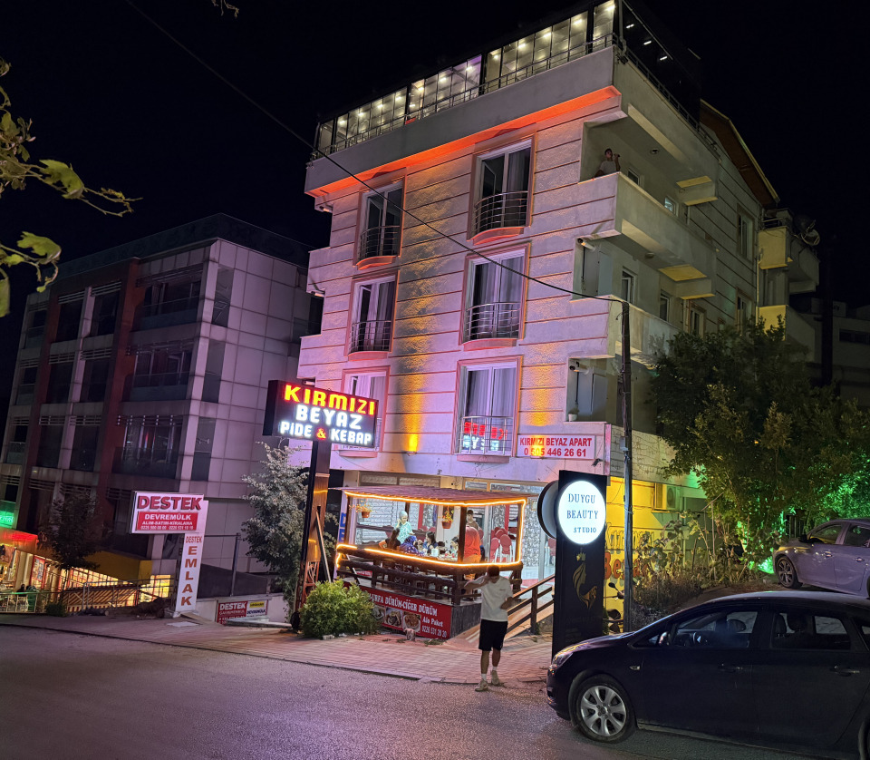 Kırmızı Beyaz Apart: Merkezi Konumda, Konforlu Yaşam.